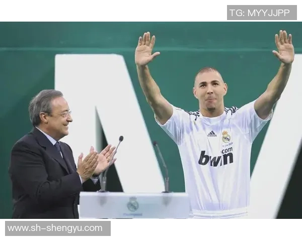 本泽马的传奇之路：从青涩少年到世界足球巨星的蜕变与荣耀